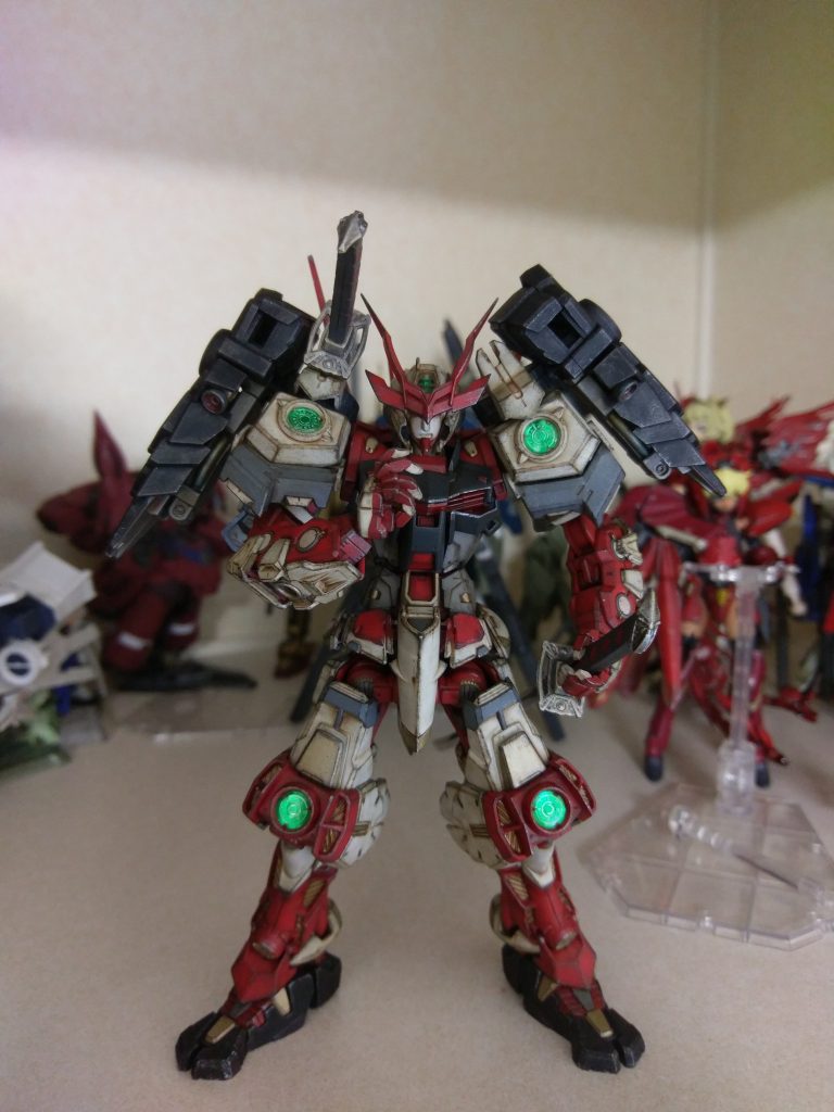 サフとトップコートはスプレー。鎧武者モチーフの割には金ピカ成分が足りないと思ったので、そこら中に筆塗りでチタンゴールド挿しまくってますが、大部分は成型色仕上げです。