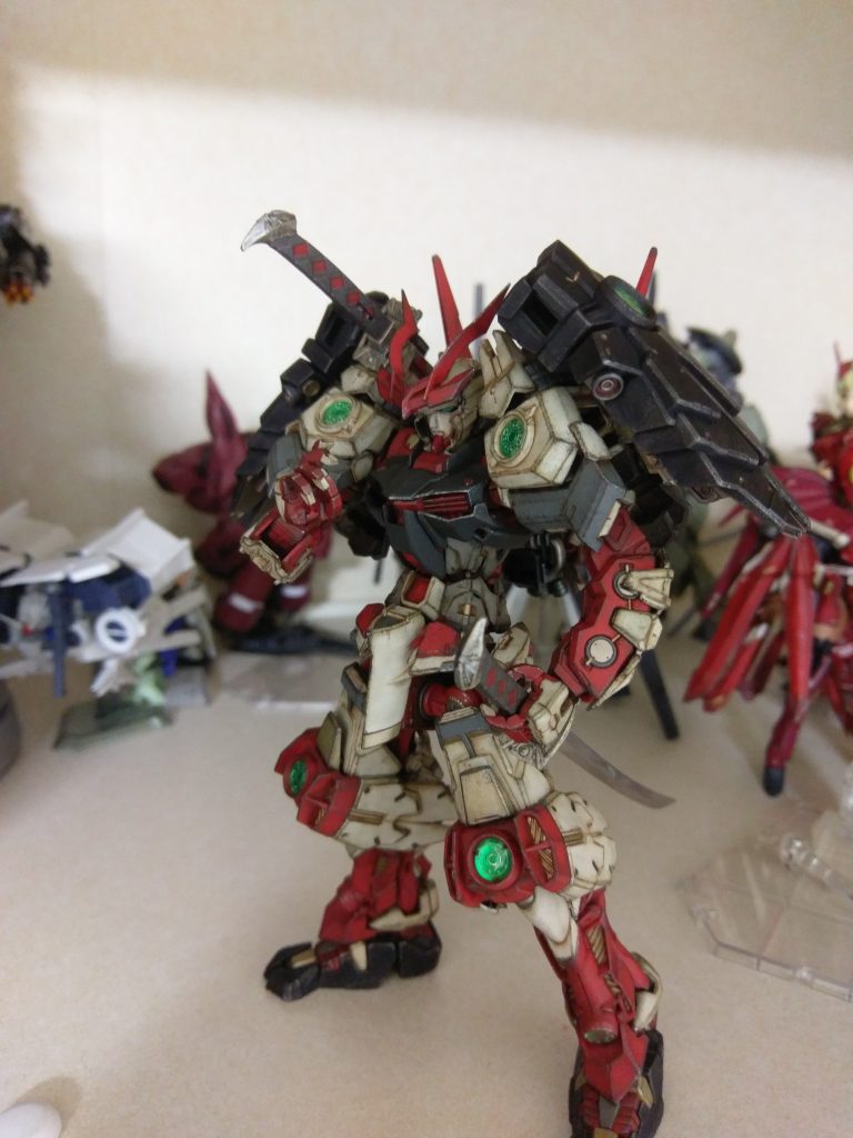 フェイス部分以外はほぼストレート組です。膝部の合わせ目消し、右手だけ細かい表情つけたかったので五指を切り離しています。