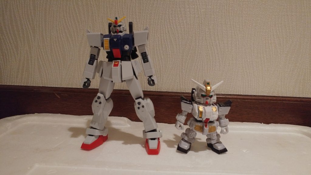 元の陸ガン(HG)と比較
個人的にはアンテナや胴体の色が違うだけで、別物に見える気がします