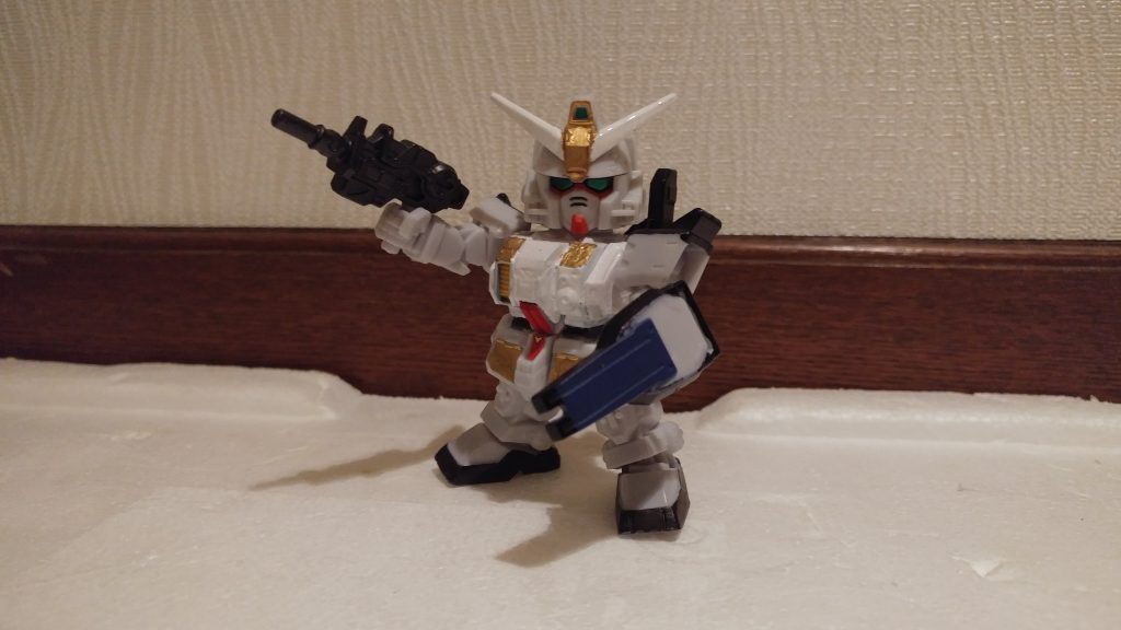 武装はシールド回りを黒く塗り、マシンガンはそのまま使用しています。