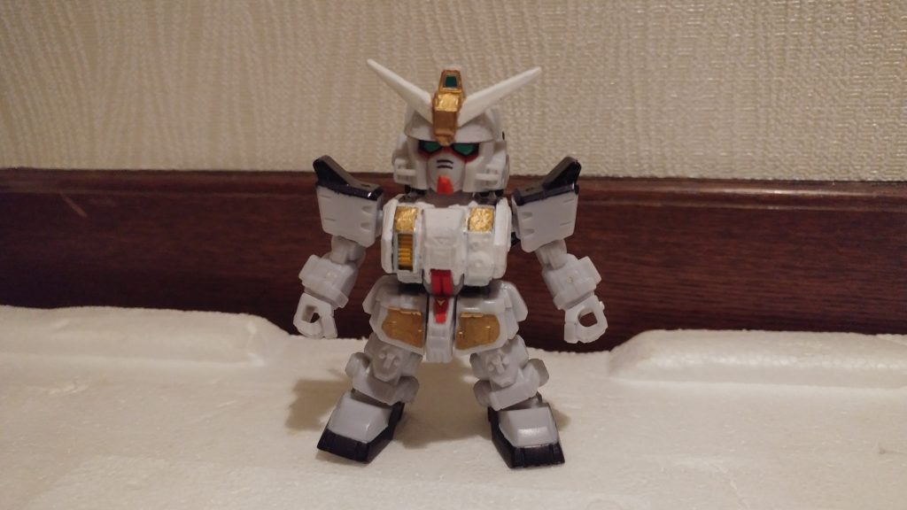 頭部はVアンテナを白にリペイントし、額正面及びセンサーの回りをゴールドに塗装
胴体は提督服を意識し、全体を白に塗り替え、胸部·フロントスカートにゴールドの差し色を追加
肩と足首を黒で塗装しました。