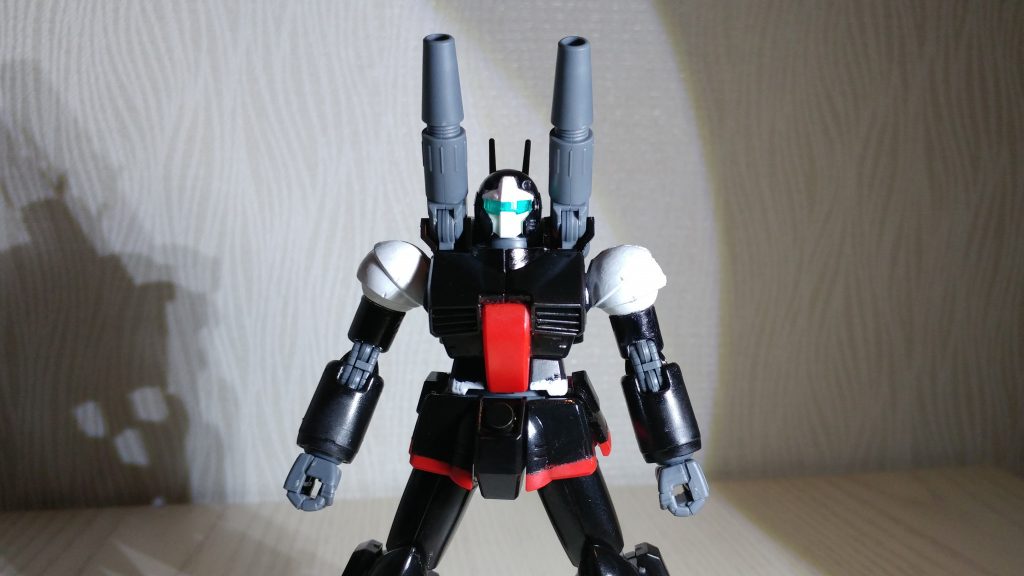 上半身は胴体を真ん中の赤い部分以外を黒で塗装して、下の部分に白のラインを追加 腕は、肩を白で塗装、それ以外は黒で塗装 頭部は目と口部分を除いて黒で塗り、額のバイザー？を白で筆塗りしました。