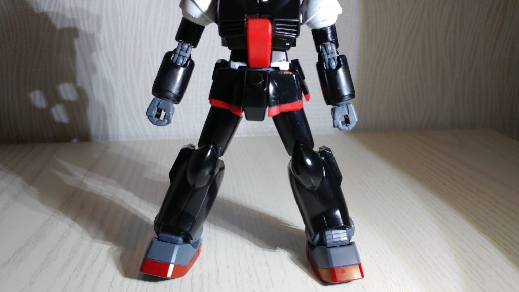 下半身のスカート部分は、下の方をマスキングし、黒で塗装して時雨ちゃんらしさを出しました。足首は船底をイメージして、ガンダムマーカーの赤で塗装