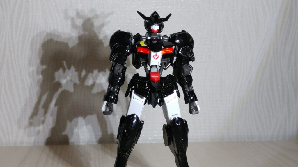 私的な機体設定は、
大型化した深海棲艦に対抗する為に、開発された駆逐艦三日月専用のMS 姉妹たちの要望により、右胸部に三日月エンブレムが取り付けられている。