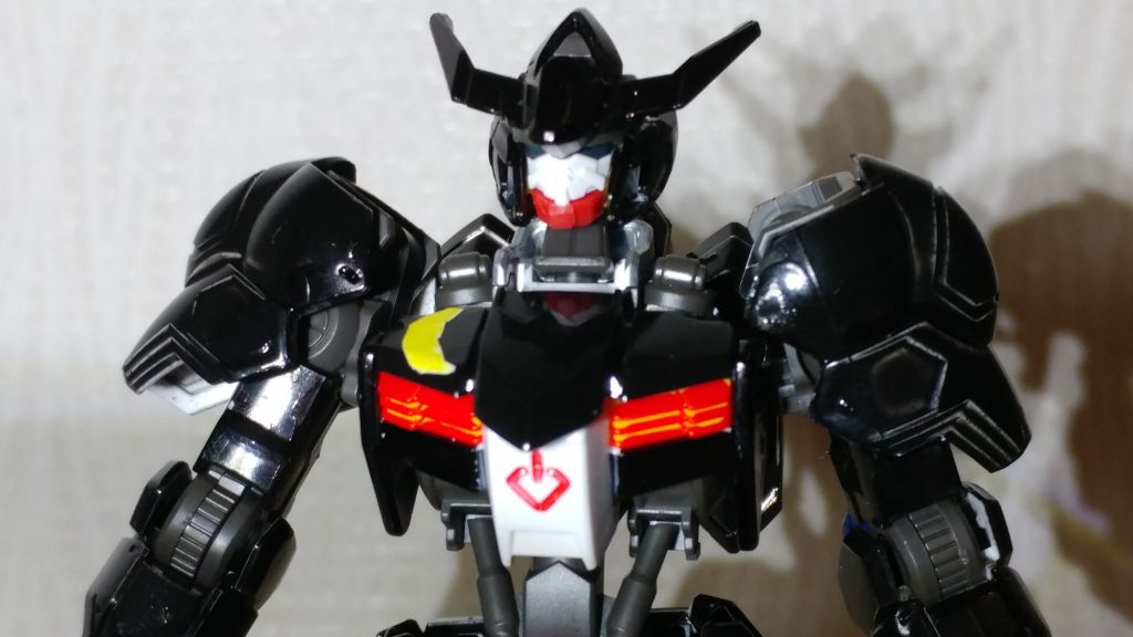 頭部は顔以外の白い部分を黒で塗装、胸部は元々黄色だったパーツをガンダムマーカーの赤で塗って、右胸に折り紙で作った三日月マークを張り付けました。