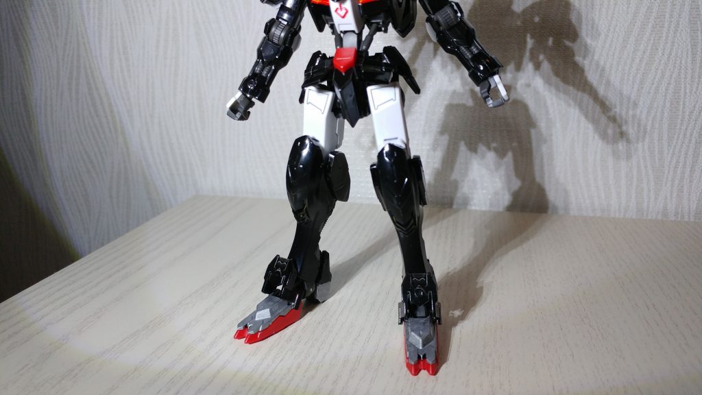 腰はスカート部分だけを黒で塗装、中心の赤いパーツはそのまま使用
太股もそのままの白いパーツにスミ入れを追加、足首は時雨同様に船底をイメージしました。