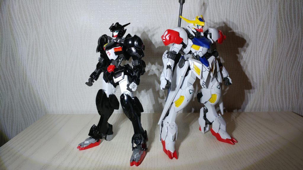 バルバトスルプスと比較
色はもちろんですが、形も違うので、個人的にとても、改造前と後の差が激しいと感じます。