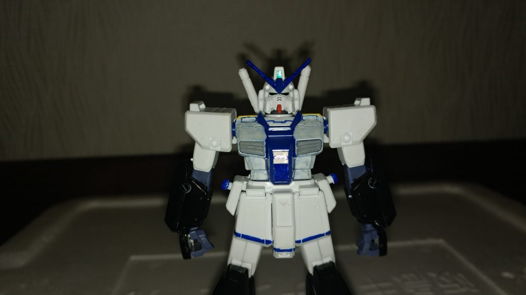 上半身は頭部アンテナを白の下地で塗り、その上から青のマーカーで塗装
胴体は五月雨の衣装を意識し、真ん中以外をガンダムマーカーの白で塗装 コックピットの入り口は赤から白と青にリペイント 腕を黒にし、胸部はグレーで筆塗りしました。