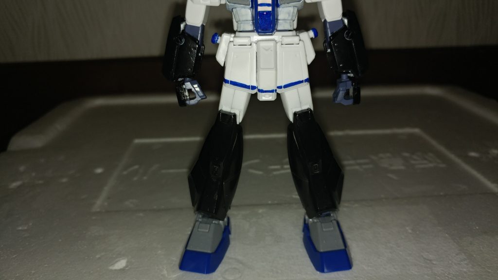 下半身は五月雨のスカートをイメージし、何も手を加えてないアレックスのスカート下部に青いラインを追加
横には五月雨の腰部分に着いている青い鈴らしきものをランナーから切り取り、青で塗り、瞬着で張り付けました!
脚部はタイツをイメージして、黒で塗装
足首の飾りを排除し空いた空間に他のプラモやランナーからの端切れをくっ付け合わせ加工してます