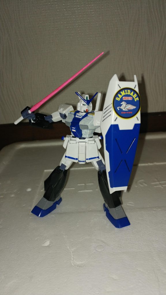 武器のビームサーベルはピンクで塗り、
シールドにはスミ入れをして、呉の海自カレー提供店舗で貰える護衛艦さみだれのシールを貼り海上自衛隊からのバックアップを受けていることを表しています!