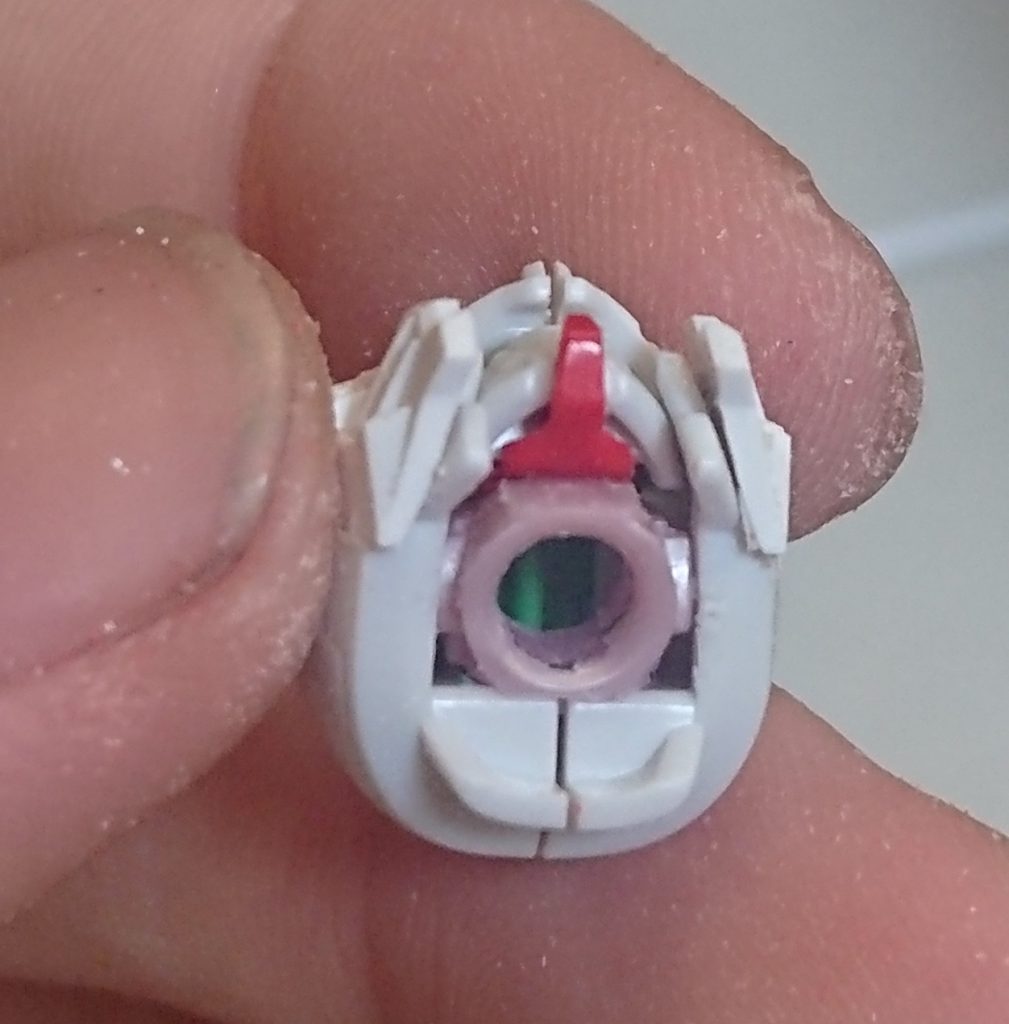 塗装直前に顔の赤いパーツを無くしたので、エクシアとダブルオーのパーツで誤魔化したりしました
赤いパーツ無くした方がいれば参考までにw