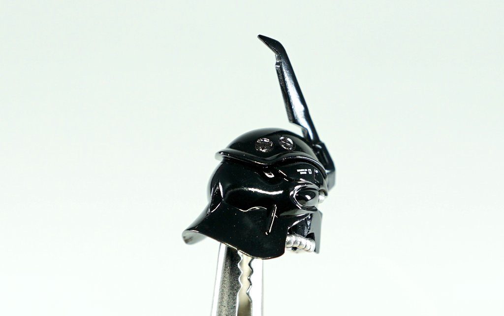 アンテナ、ヘルメットの後ろを薄くし、凹モールドは削って交換しました。