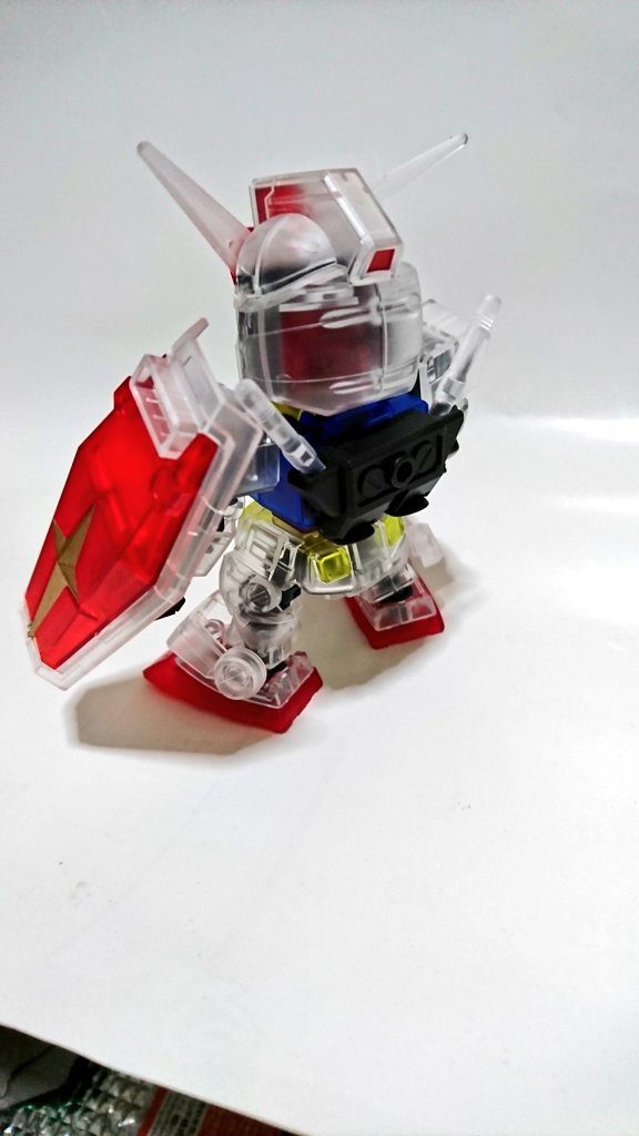 シールドは、ガンダムマーカーレッドゴールドで塗装しました。