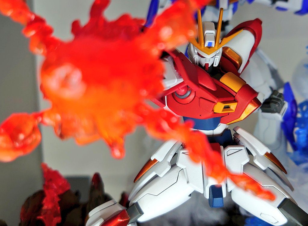 トライバーニングは炎をイメージしてクリアパーツはグラデーションで塗装しました