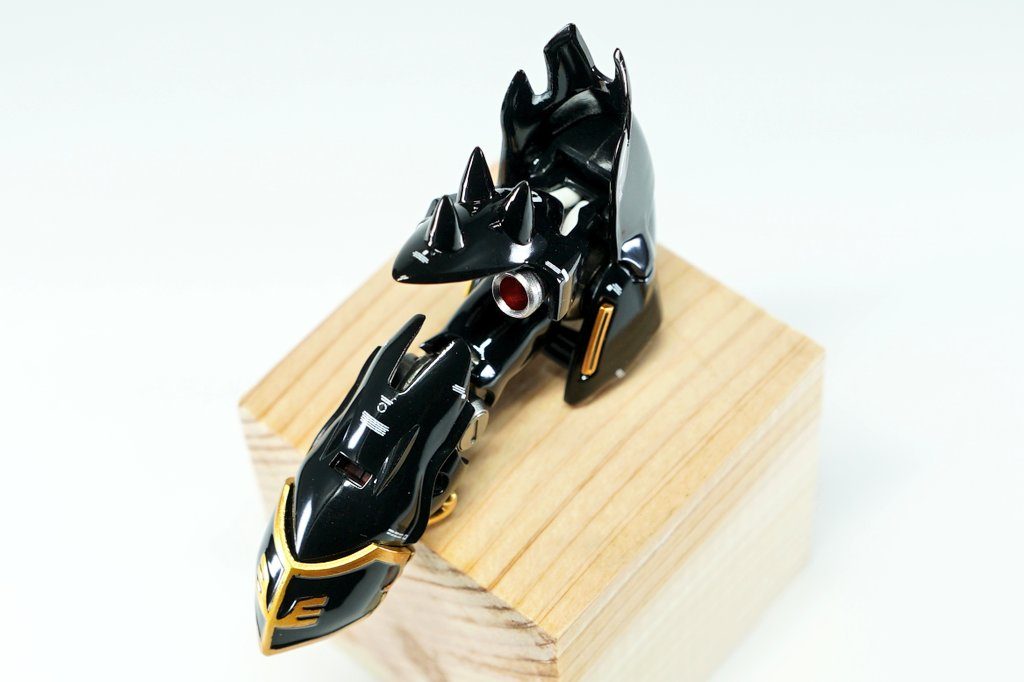 外装の縁は薄くし、スパイクは先鋭化しました。