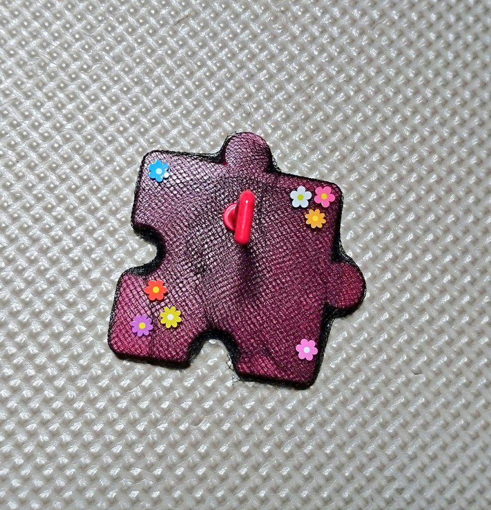 台座は黒のチュール生地と花のシールを使っています。