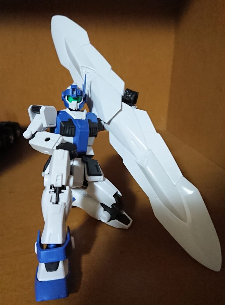 塗装前。シールドは真っ白でした。
シールド裏にネオジム磁石を付けて連結させています。