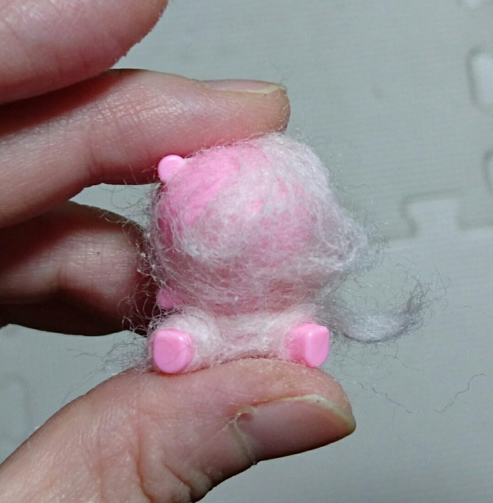 プチプチッガイへの貼り付けも同様ですが、サイズが小さく苦戦しました…
爪楊枝で羊毛とボンドを広げるようにして貼り付けています。
最後までご覧くださりありがとうございました。
