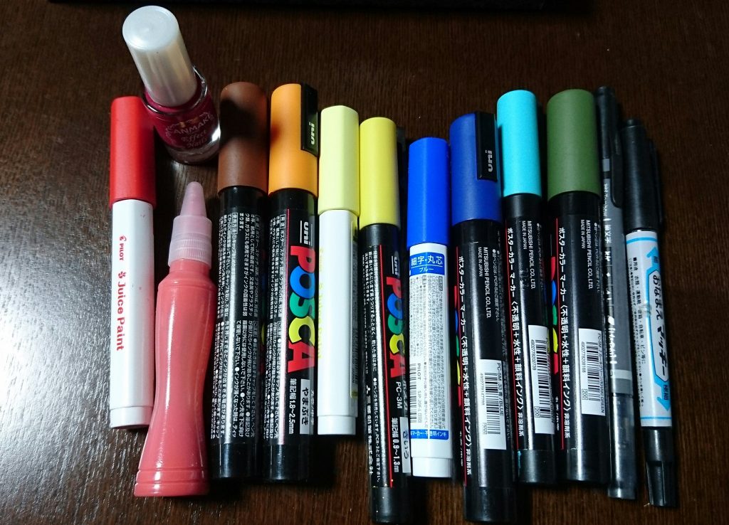 今回の絵付けや塗装に使ったもの。
ここには載っていませんが、人間の顔は白のアクリル絵具をステンシルスポンジで色をつけています。
一部爪楊枝を使いましたが、基本的にこれらのペンで直に塗ったり描いたりしています。
最後までご覧くださりありがとうございました。