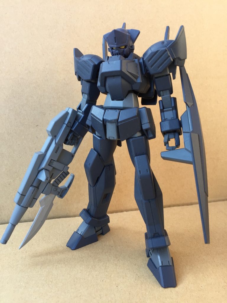 実は外側からは見えないアピールポイントとして、シールドの内部にAGに付属していたゲイジングチップを入れてあったりします。
なので、このHGジャックエッジをゲイジングバトルで使用できるのですが、今となっては全く何の役にも立たないアピールポイントでした(笑)。