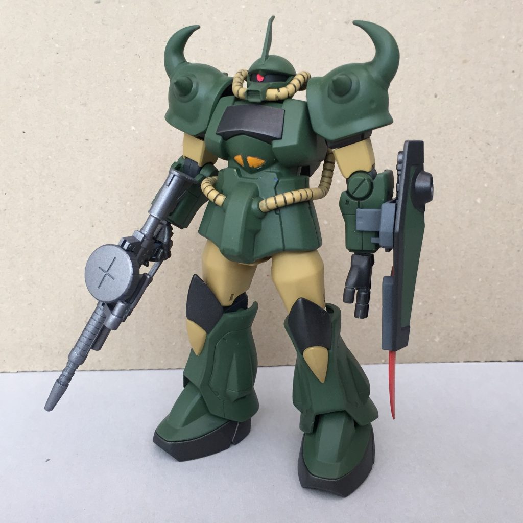 モノアイは2mmのプラ棒を差し込んで削っていますが、微妙にレールの中心からずれています(笑)。