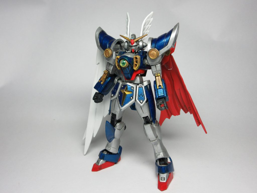 本来であれば元ネタのウイングゼロ(EW)を使うべきなのですが、左右非対称なのがマッチすると思い、ウイングガンダムフェニーチェを素体にしました。
兜飾りはキングガンダムⅡ世のものです。
