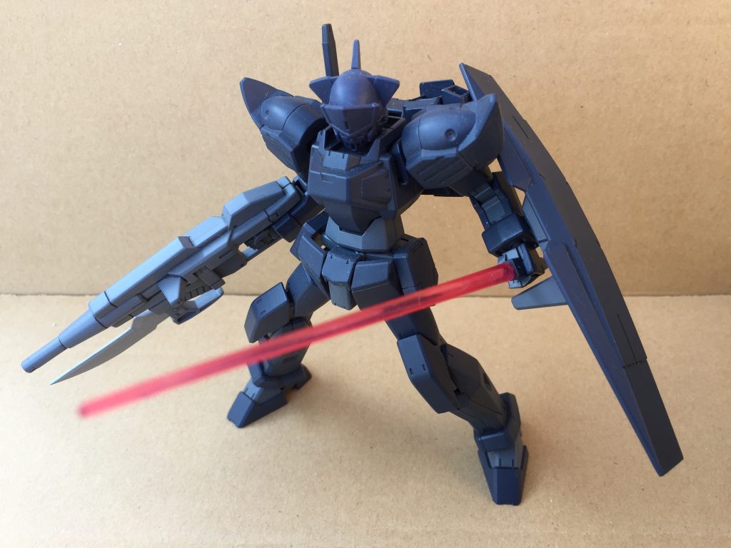 武器以外では、頭部はAGそのまま、肩はAGの肩アーマーがHGで使えるように少し加工してあります。