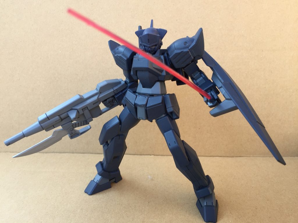 HG・Gエグゼスの不満点は、左手でシールドを保持するため、武器の両手持ちができないところです。
そこで、左の前腕部にダボを開けて、シールド側に丸プラ棒でジョイントを作ってはめ込み式にしました。
これでライフル・サーベルの同時使用が可能になりました。