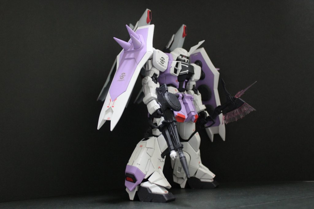 *フロントビュー*
MGザクウォーリアからは、
・本体フレーム・装甲
・武器類
・バックパック基部
を、1/100Bザクファントムからは、
・ブレードアンテナ
・シールド
・バックパック本体
を持ち出してミキシングしました。
肩は1/100からのもので、ザクウォーリアのフレームにポン付けしただけです。笑