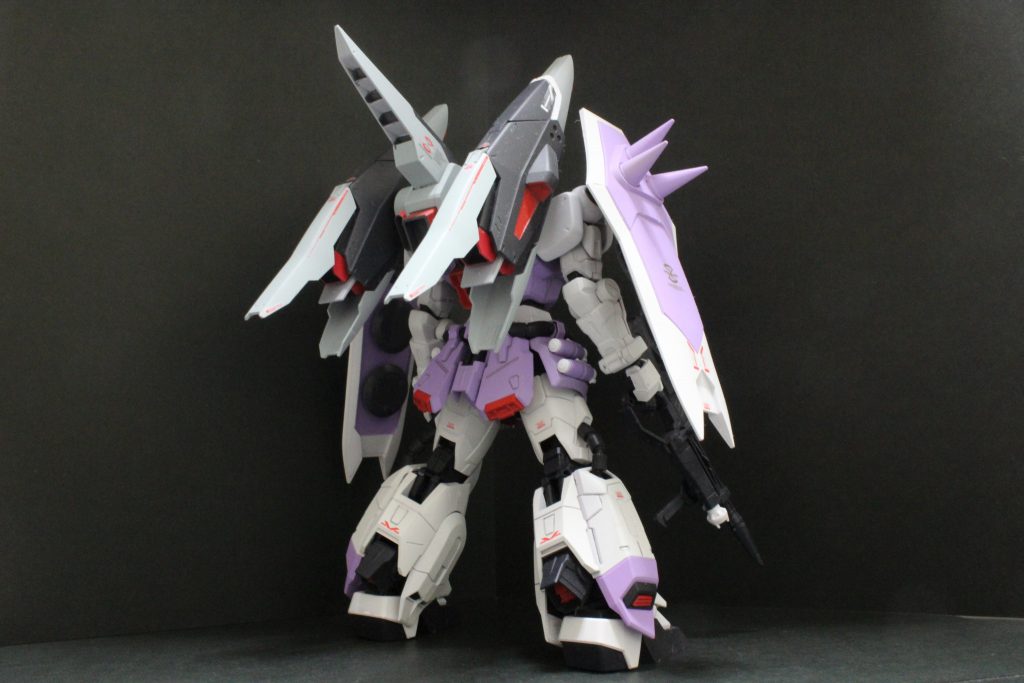 *リアビュー*
カラーリングはアニメ版を参考にし、オリジナルカラーリング要素はほぼありません。
本体
・灰サフ→ライトブルー→白サフ→グランプリホワイト
・灰サフ→ライトパープル
バックパック
・灰サフ→ジャーマングレー
・灰サフ→明灰白色
・灰サフ→シャインレッド
といったカラーリングにしています。