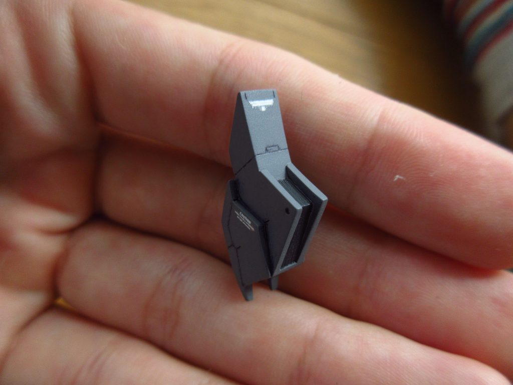 ひざアーマーです。
プラ板からフルスクラッチしました。