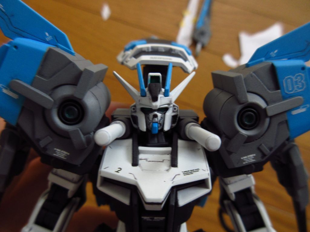 胸部アップ
肩の丸部分はセンサーにしました。
顔は見えにくいですが、センサー類は緑色です。