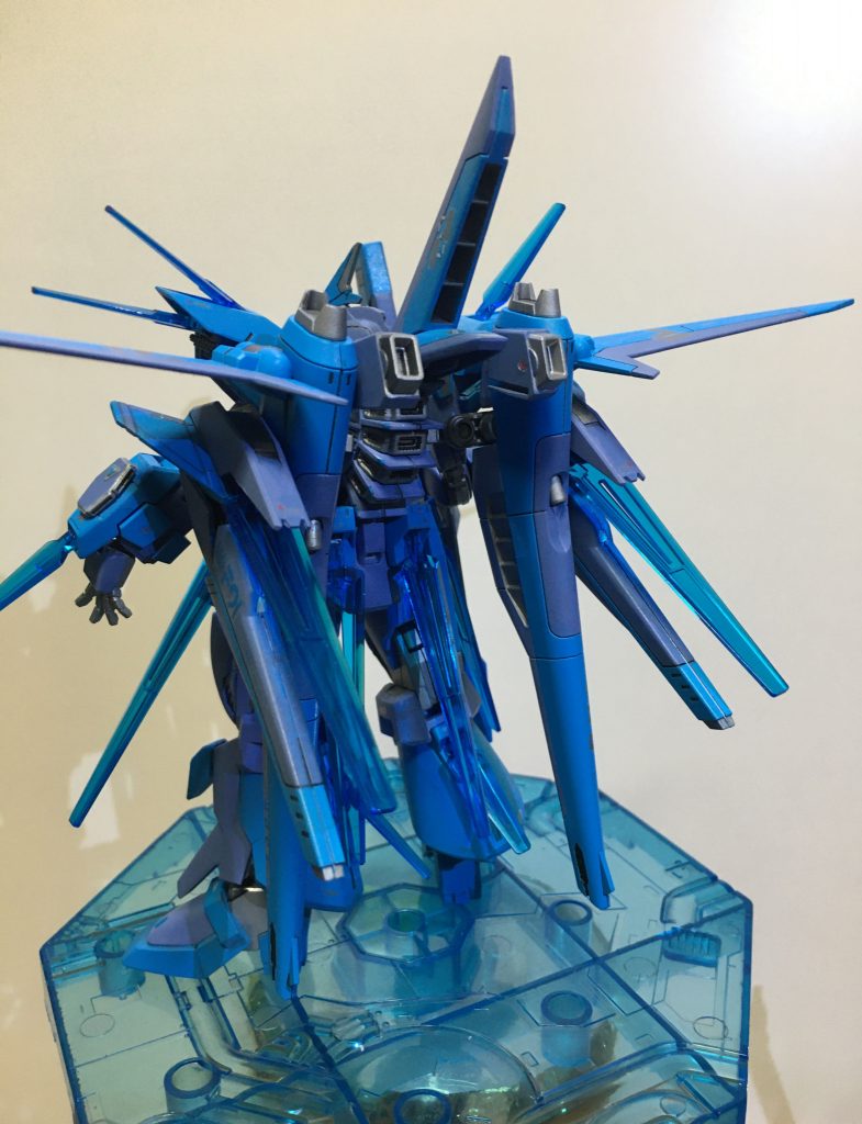 バックショット

F91のV.S.B.Rを装備する箇所にセイバーガンダムのM106 アムフォルタスプラズマ収束ビーム砲を接続。その横にAGEFXのコアファイターのブースター部分とV.S.B.Rをくっつけて作ったものを接続している。これをV.S.B.R.ブースター　と命名

セイバーガンダムのように可変はできないが、V.S.B.R.ブースターなどにより機動力をさらに高めている。また、V.S.B.R.ブースターは後方に砲門が向いているためそのまま背面撃ちも可能でもある