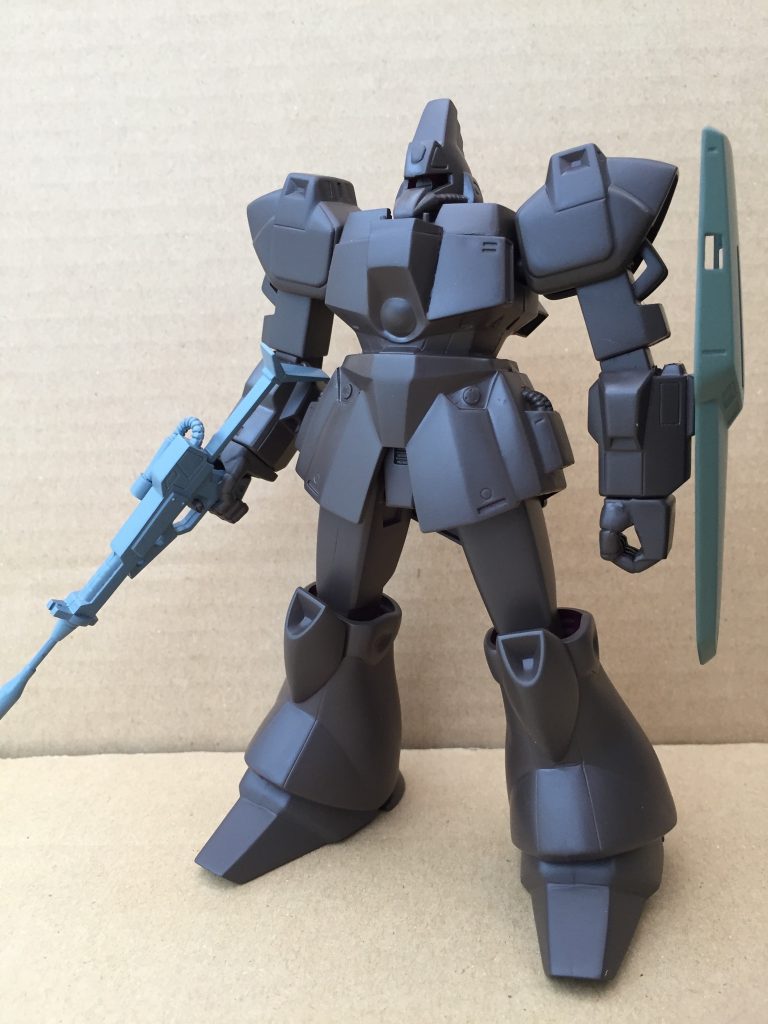 一応全塗装しております。
画像の本体はサフェーサーを吹いた時点のもの。クレオスさんのマホガニー色のサフェーサーを使い、実は本体のブラウン部分はサフェーサーのままです(笑)。ちょうどいい色だと思いまして。
そこに他の色を筆塗りで乗せています。赤い部分は確かガンダムカラーのジャスティスガンダムの本体色だったかと。
この状態だと、プロポーションの良さがよりお分かりいただけると思います。