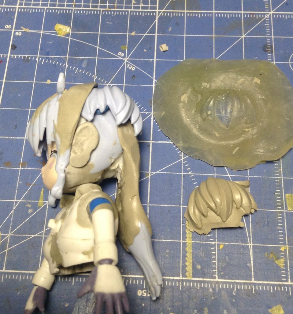 髪の毛や、頭部の作成。前髪を「おゆまる」で型どりして4つほど複製し、頭部に付けてあります。