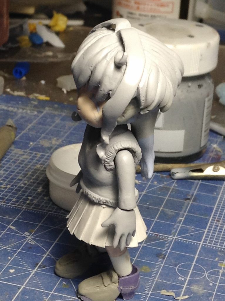 白い製本テープで塗装できるようにして、女子高生らしくベストを着せることにしました。