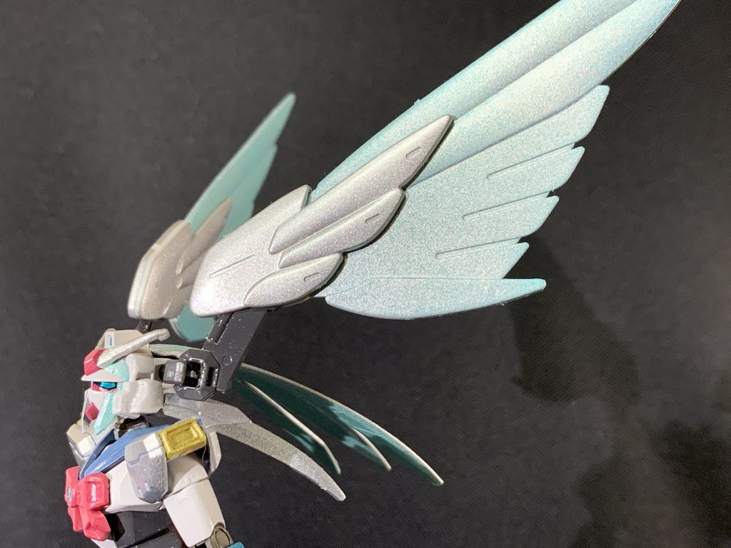 羽根の塗装はシルバー→エメラルドを遠めで何度も、といった感じです。
