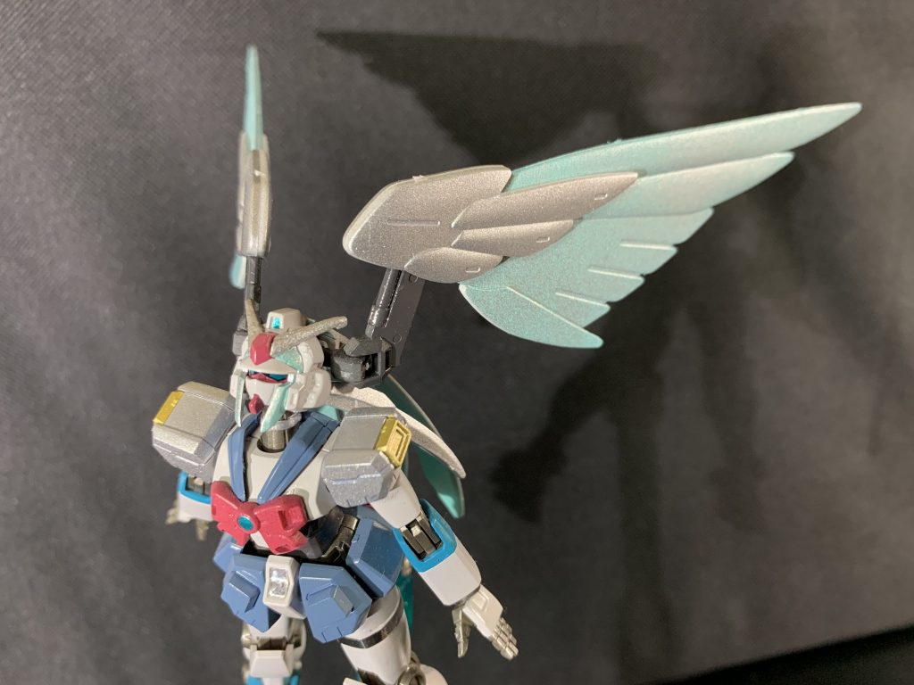 飛翔イメージ。後ろに映るシルエットがなんだか良い感じ。