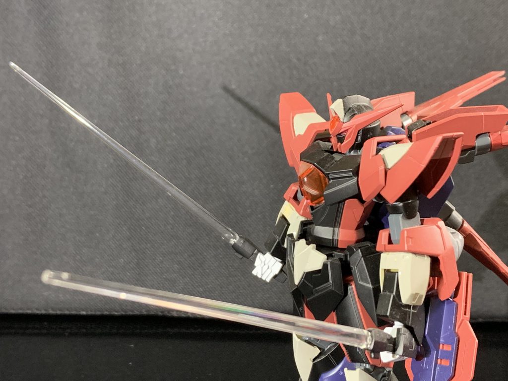 無色のビームサーベル２刀流。姑息な敵役のイメージ。