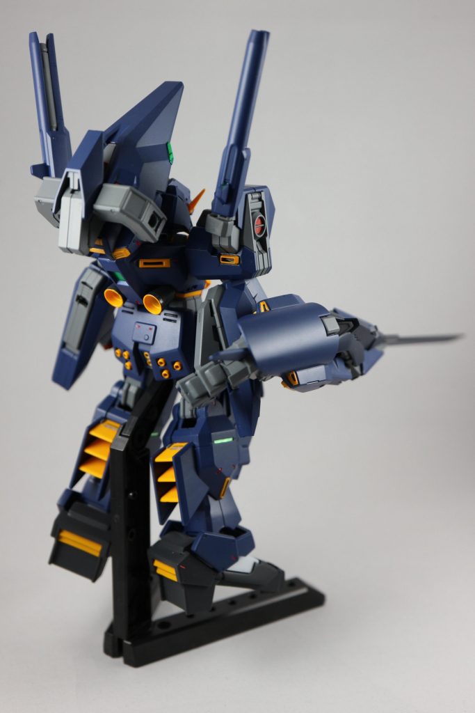 背面。コンポジットシールドブースター保持のためにジャバラアームに可動軸追加