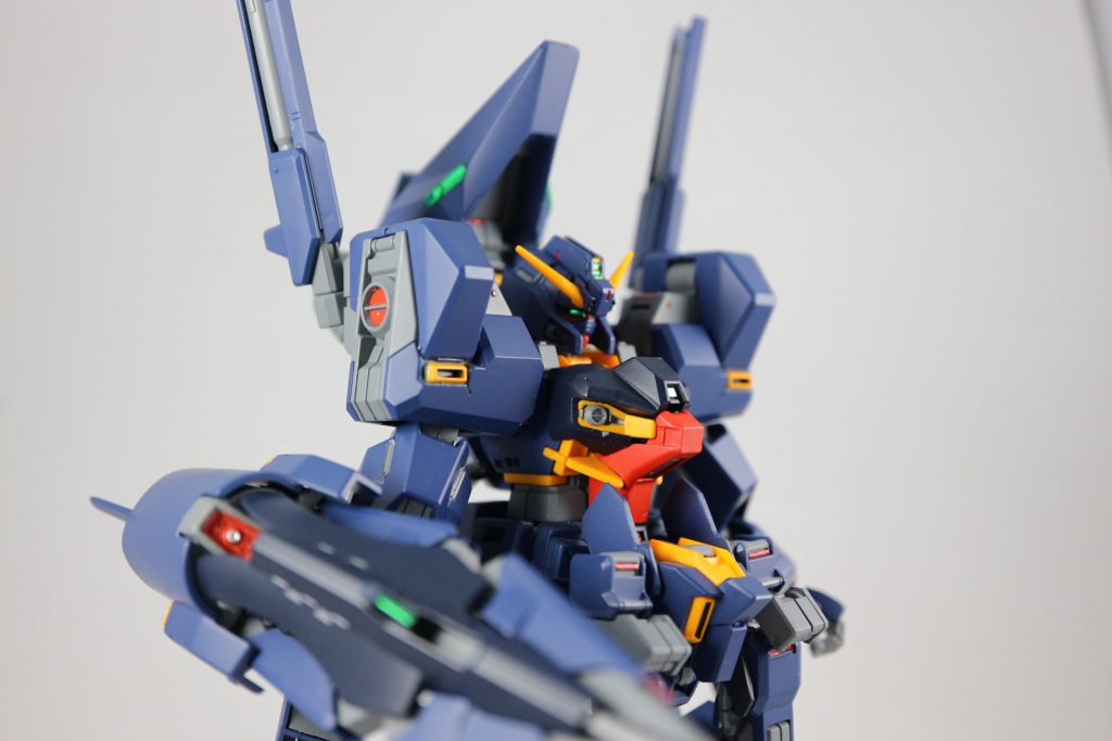 上半身アップ。デカール類は未貼り付け