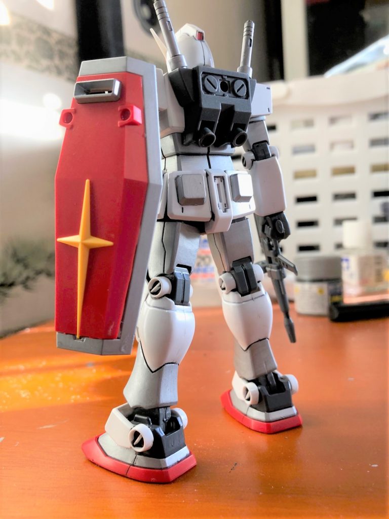 さすがユーズド品のため、腰のバズーガラックの部品がなかったので、そのままです(笑)　またV字アンテナが破損していたので、いっそオリジンエンディングのV字アンテナなしのタイプにしよう、とも思いましたが、思いとどまりました。足首周りのグレーは配色ミスです(ｱﾜﾜﾜ

HGUGの初期型を使って、今後は「G-3初期型カラー」、「プロトタイプガンダム」といろいろ作りたいとは思いますが、肝心のキットが手に入らなくなりましたね・・・

見ていただいてありがとうございました。　でわ股に手。