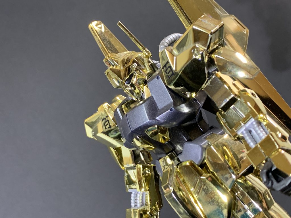 ゴールド以外の部分は塗装で色変えてあります。改造は無しです。