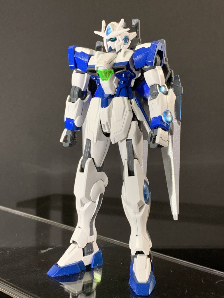 立ち姿。思ったよりも細身に。色合いもシンプル。