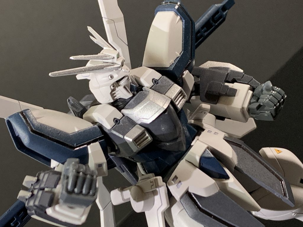 暗い色と寒色系は引き締まって見えますね。