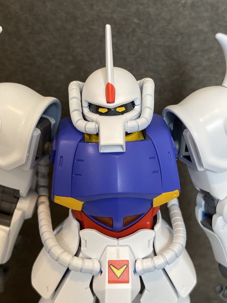 アムロ専用グフ(トリコロール)
腰のマークはガンダム付属のシール。目もツインアイのシールで仕上げてます。ツインアイにするとヤッターマン感すごい。