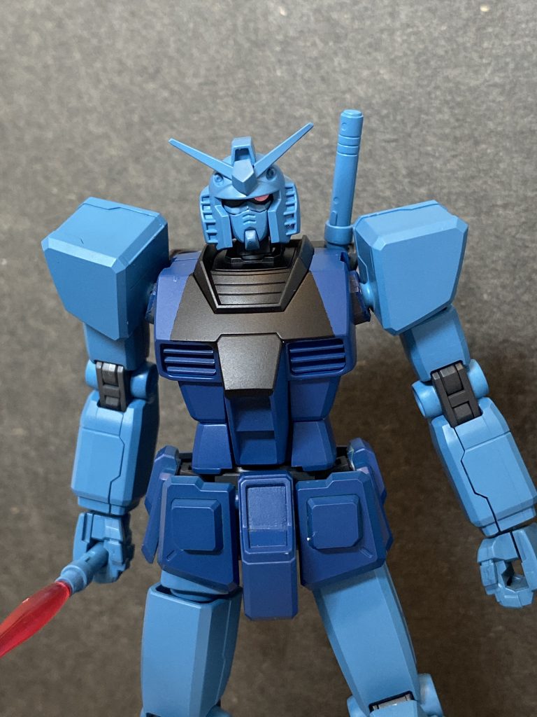 ランバラル仕様ガンダム。グフカラー仕上げ。
ガイアカラーの群青と風蒼ベースに少しいじってます。
あまり細かい工作はしてません。合わせ目もそのままというよりもしっかり残り。
腰のVを消したのと、カメラをモノアイシールにした程度ですが、モノアイのガンダムってなんか雰囲気あっていいですね。
あと、思ったのは標準のシールってモノアイちょっと小さすぎなんだなと。これくらいしっかり大きい方がよいのは発見でした。
淡い方のブルーは塗料調整失敗してたのか塗膜弱すぎて悲しみでした。レタッチ何回したことか…。