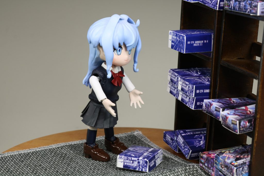 ふと、同じ箱が4つあることに気づき、真顔になるサラちゃん