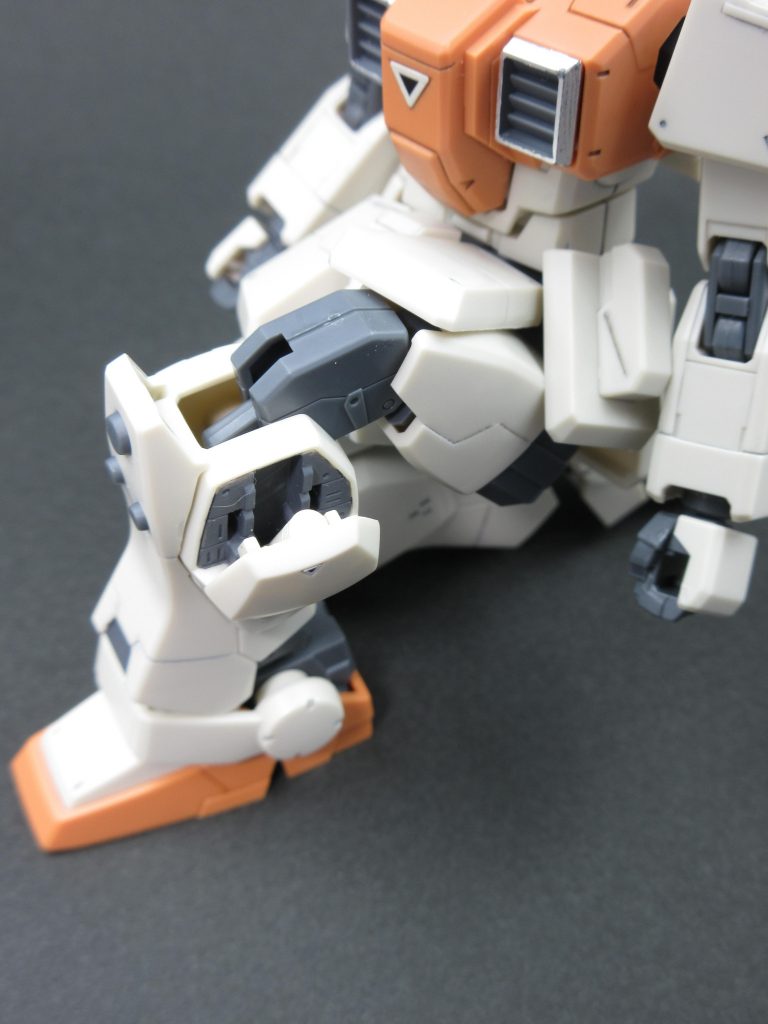 ふくらはぎ側面に内蔵式ラックがありビームサーベル収納が再現されてます。