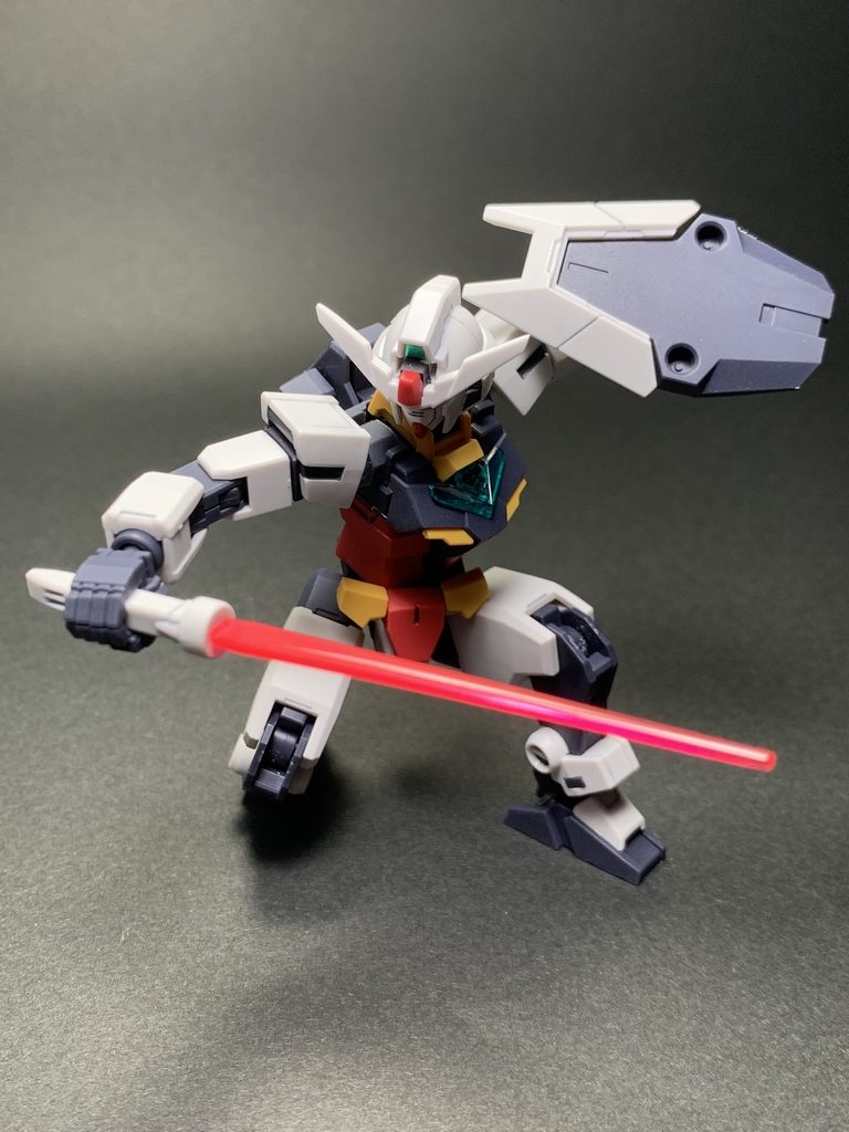 ビームサーベルを持たせた状態で
サーベル刃は蛍光ピンクをグラデっぽく吹いています